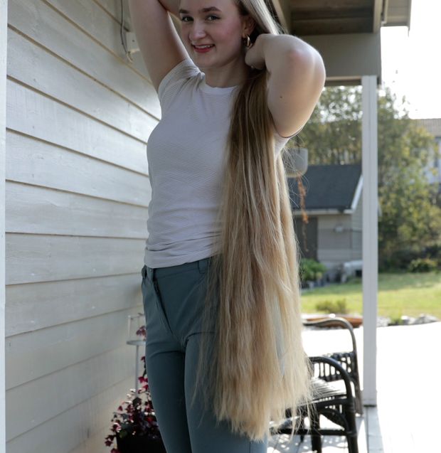 VIDEO - Blonde Rapunzel&#x27;s ultra beautiful hair