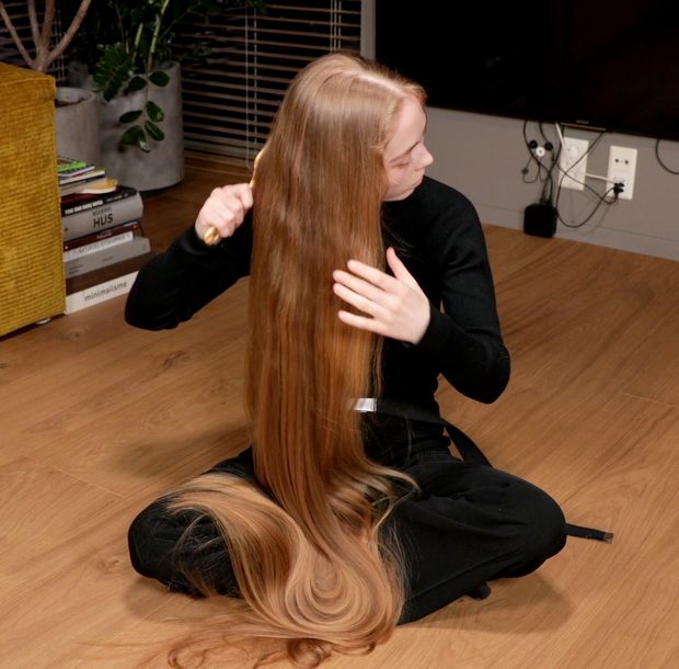 VIDEO - Blonde calf length hair floor show