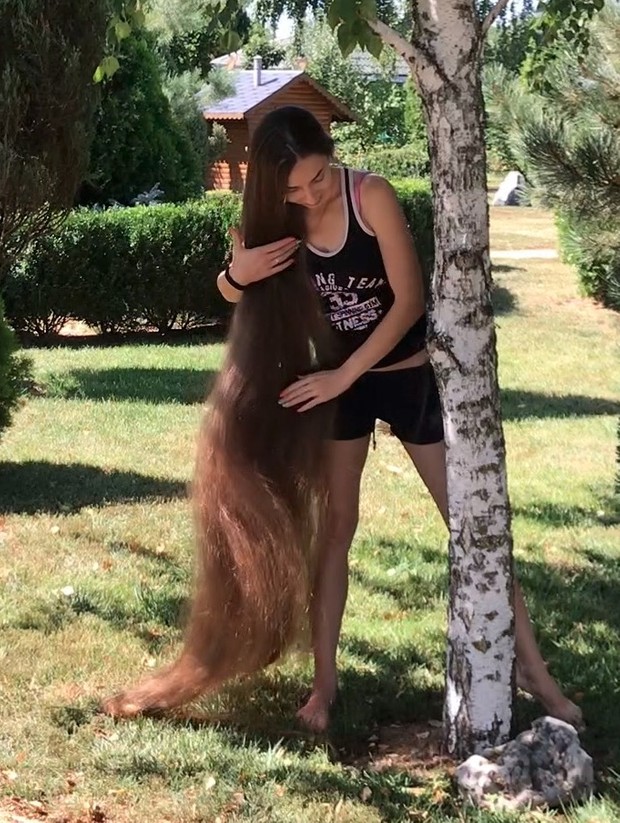 VIDEO - Floor length hair tree