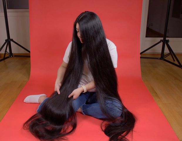 VIDEO - Really long black hair on red