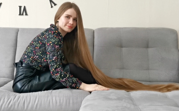 VIDEO - Using floor length hair as a blanket