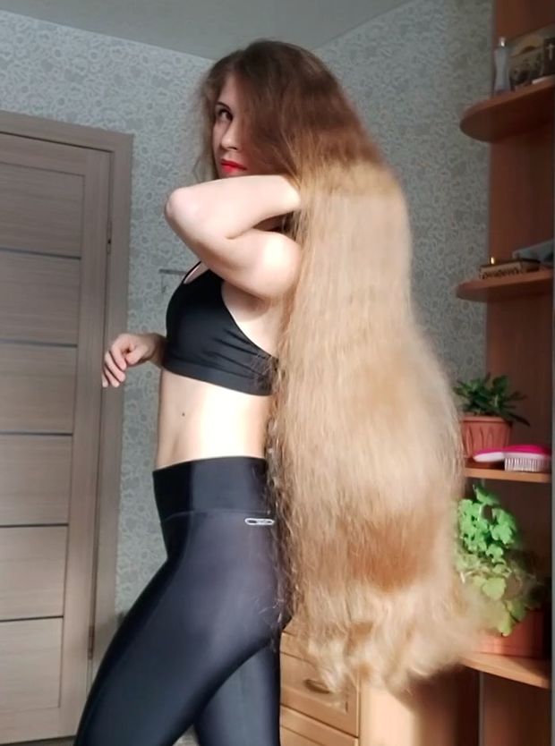 VIDEO - A massive mane and folded hair