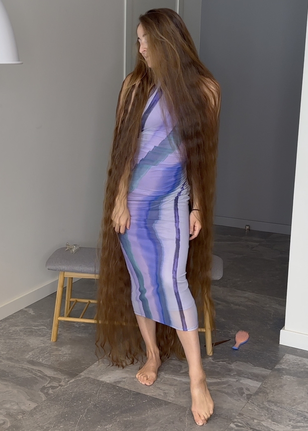 VIDEO - Floor length hair dream