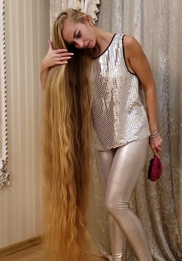 VIDEO - Super long folded blonde hair
