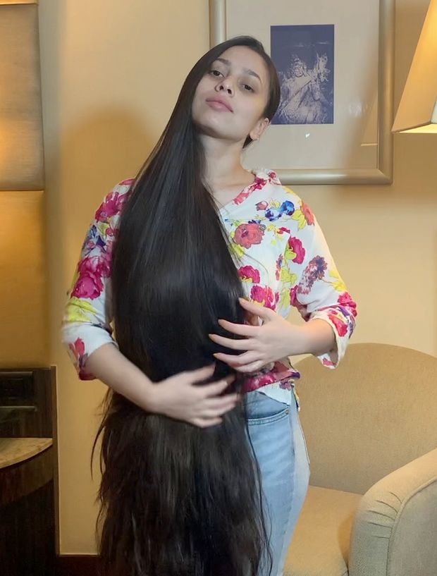 VIDEO - Neha&#x27;s extreme long hair show