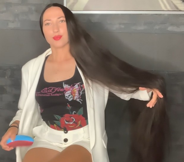 VIDEO - Mila&#x27;s high ponytail