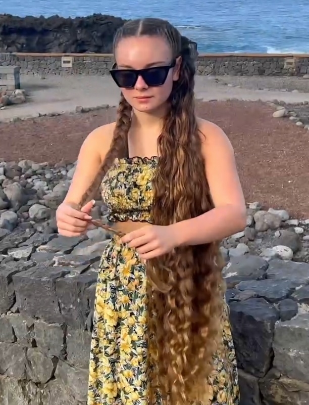 VIDEO - Natalia&#x27;s beautiful hair show by the sea