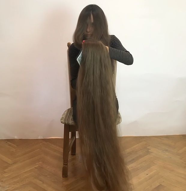 VIDEO - Super silky floor length hair