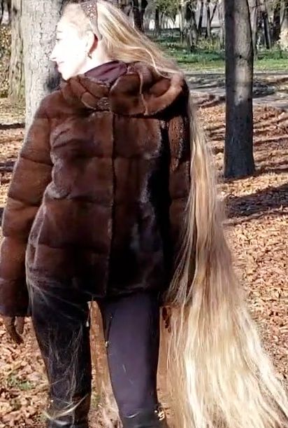 VIDEO - Blonde Rapunzel in the park