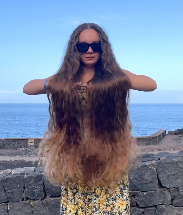 VIDEO - Natalia&#x27;s beautiful hair show by the sea