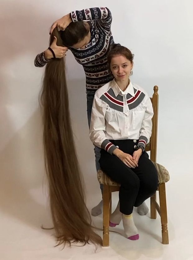 VIDEO - Extreme floor length hair play with friend