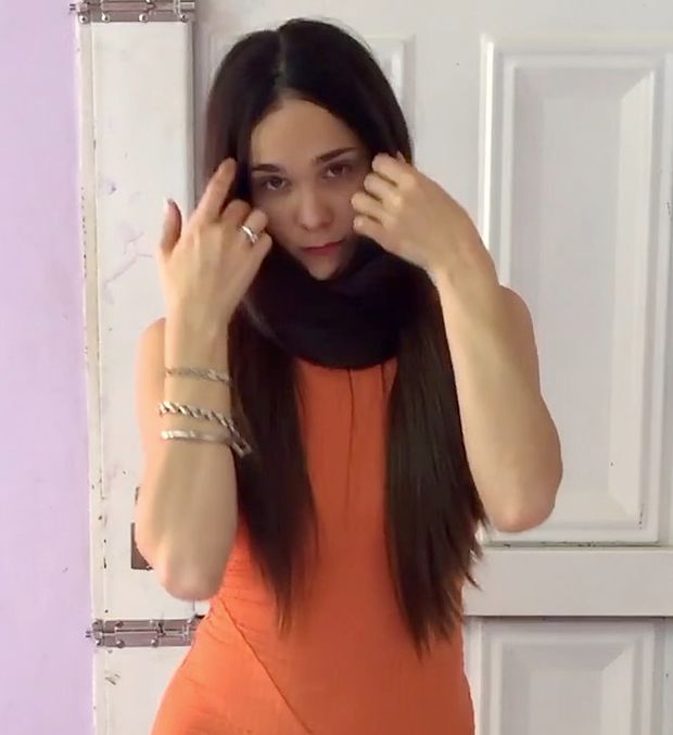 VIDEO - Beautiful Pamela&#x27;s orange dress