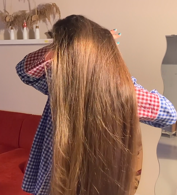 VIDEO - Extreme calf length hair in front of her face (part 1)