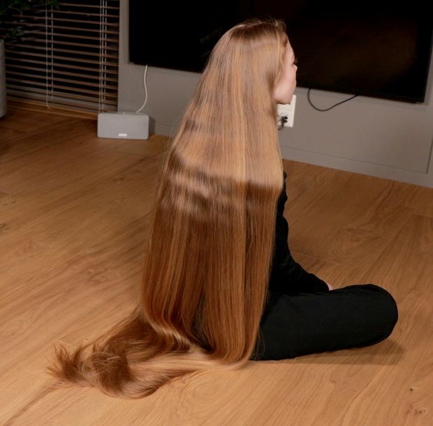 VIDEO - Blonde calf length hair floor show