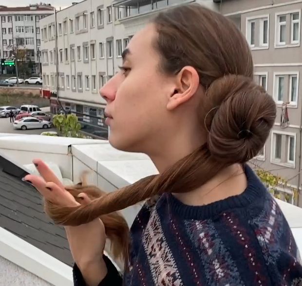 VIDEO - The girl with the huge buns