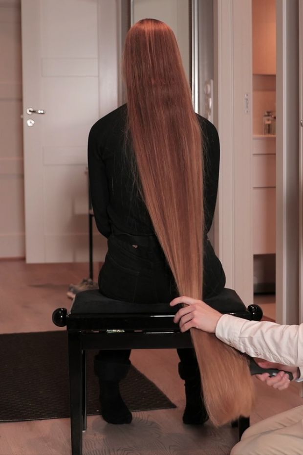 VIDEO - Oiling long blonde hair before shoot