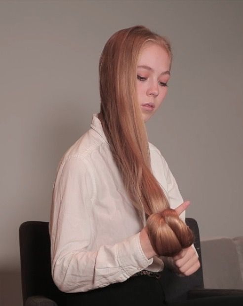 VIDEO - Super long blonde, silky hair brushing and combing