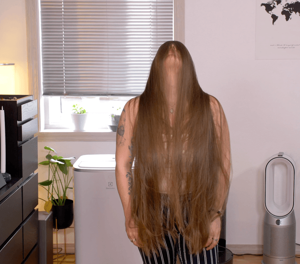 VIDEO - Bundrops in front of her face 2