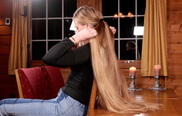 VIDEO - The big ponytail vs. the table
