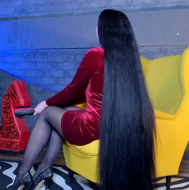 VIDEO - She needs help with her heavy hair brushing