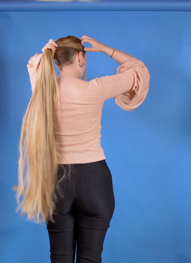VIDEO - Hair bun perfection on blue