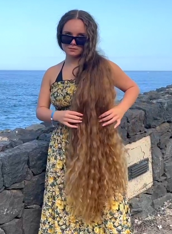 VIDEO - Natalia&#x27;s beautiful hair show by the sea