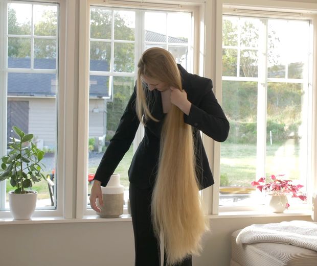 VIDEO - Extremely perfect thigh length hair