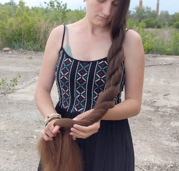 VIDEO - Displaying her massive mane in the wind