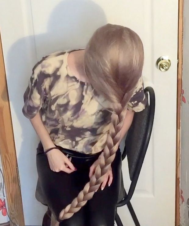 VIDEO - The blonde with the silky hair