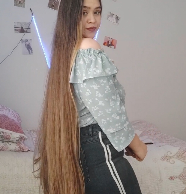 VIDEO - Her daily hair play
