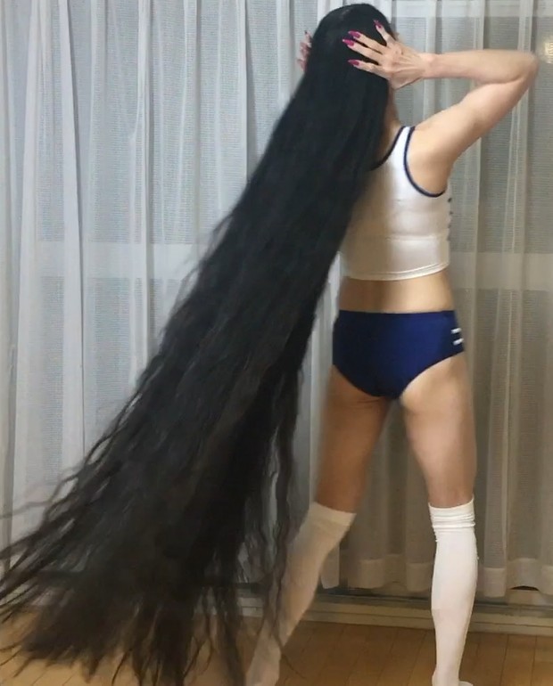 VIDEO - Rin&#x27;s workout and hair display