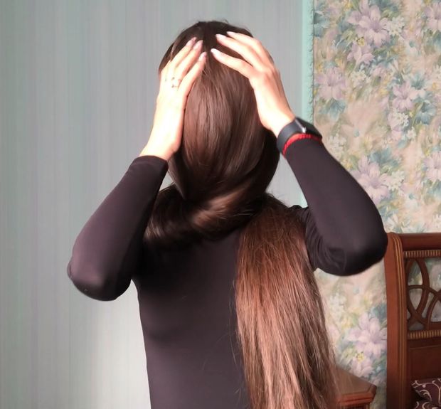 VIDEO - Alina&#x27;s long hair covering and smelling