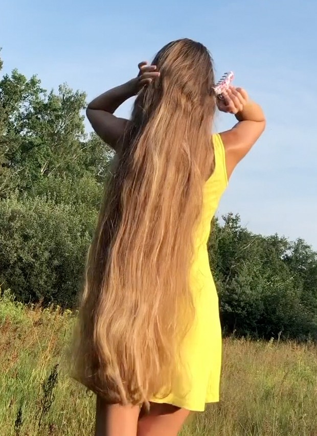 VIDEO - Blonde hair, pink comb