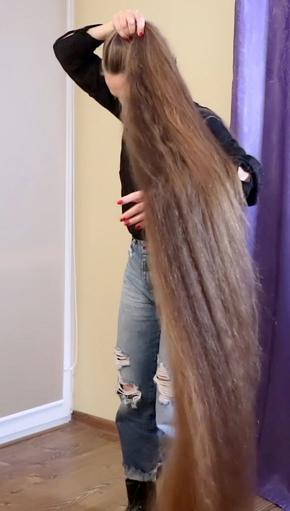 VIDEO - Extreme hair length is her passion
