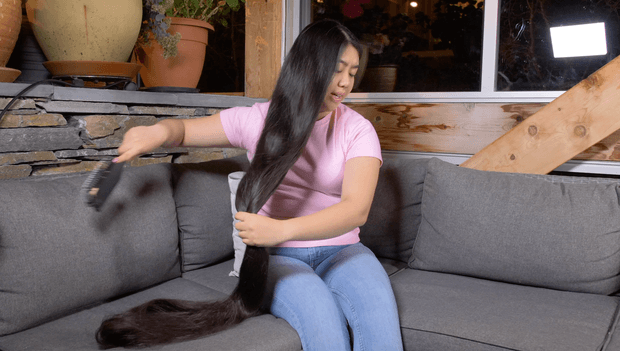VIDEO - Rapunzel brushing in the sofa