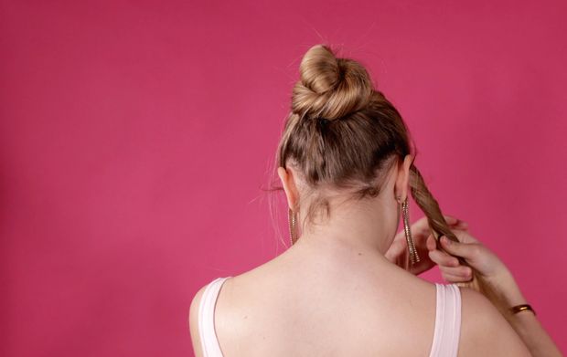 VIDEO - The ponytail and bun show perfection on pink