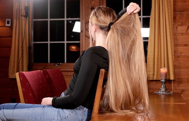 VIDEO - The big ponytail vs. the table