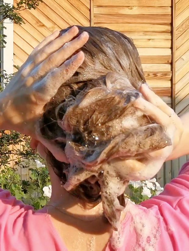 VIDEO - Tons of shampoo for very long blonde hair