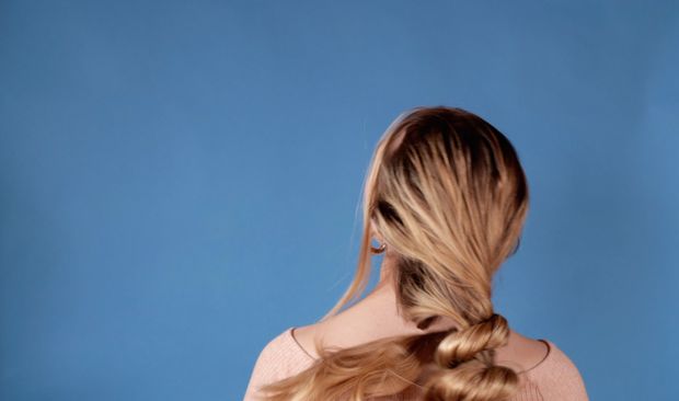 VIDEO - Hair bun perfection on blue