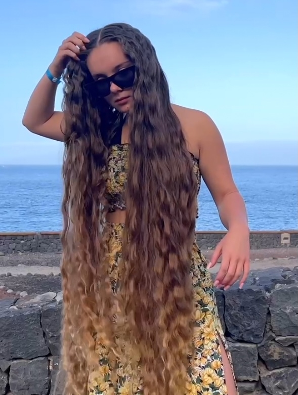 VIDEO - Natalia&#x27;s beautiful hair show by the sea