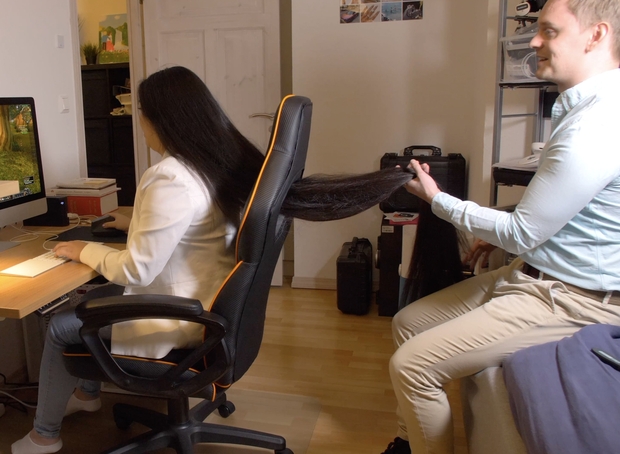 VIDEO - Super long haired gamer