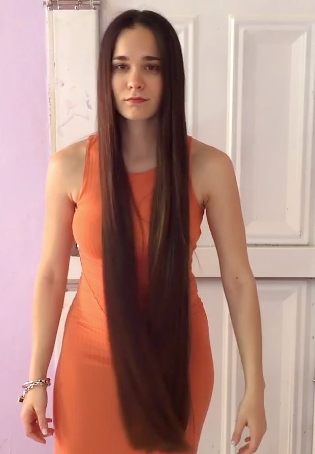 VIDEO - Beautiful Pamela&#x27;s orange dress