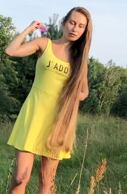 VIDEO - Blonde hair, pink comb