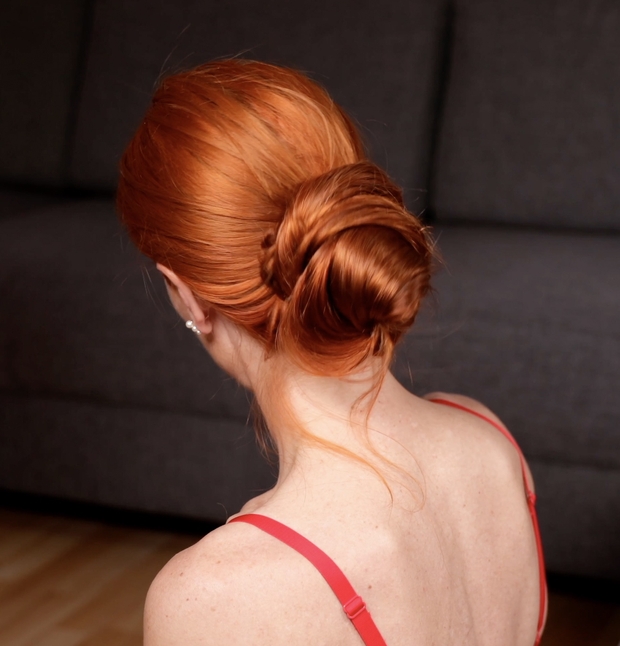 VIDEO - Red bundrops on the sofa