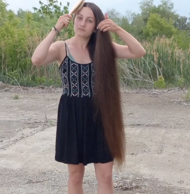 VIDEO - Displaying her massive mane in the wind