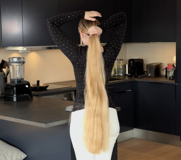 VIDEO - Ponytails and buns display