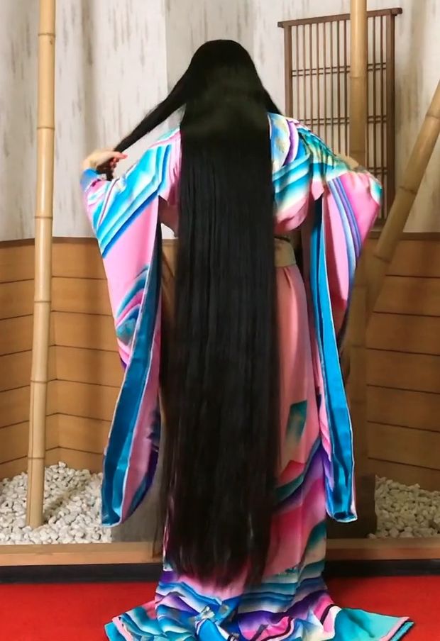 VIDEO - Super long Asian hair