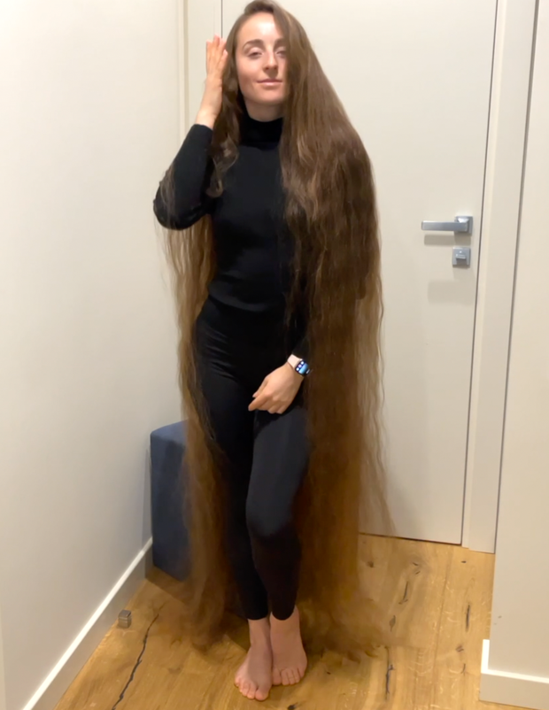 VIDEO - Brushing a pile of hair