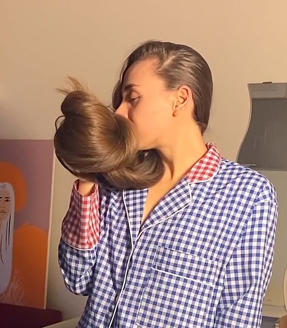 VIDEO - Extreme calf length hair in front of her face (part 1)