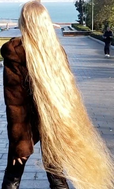 VIDEO - Blonde Rapunzel in the park